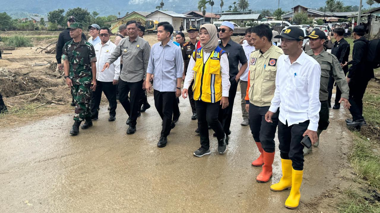 029613200_1765971226-Gibran_Sambangi_SPBU_Raklunung_di_Aceh